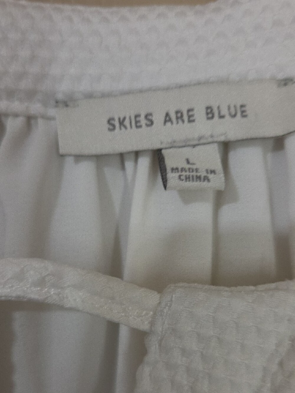 Skies Are Blue White Textured Yoke Sleeveless Keyhole Cami - Picture 2 of 4